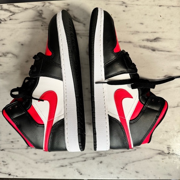 NIKE • Air Jordan 1 Retro Mid Sneakers • Red Black White • Size 6.5Y Big Kids - Picture 5 of 16